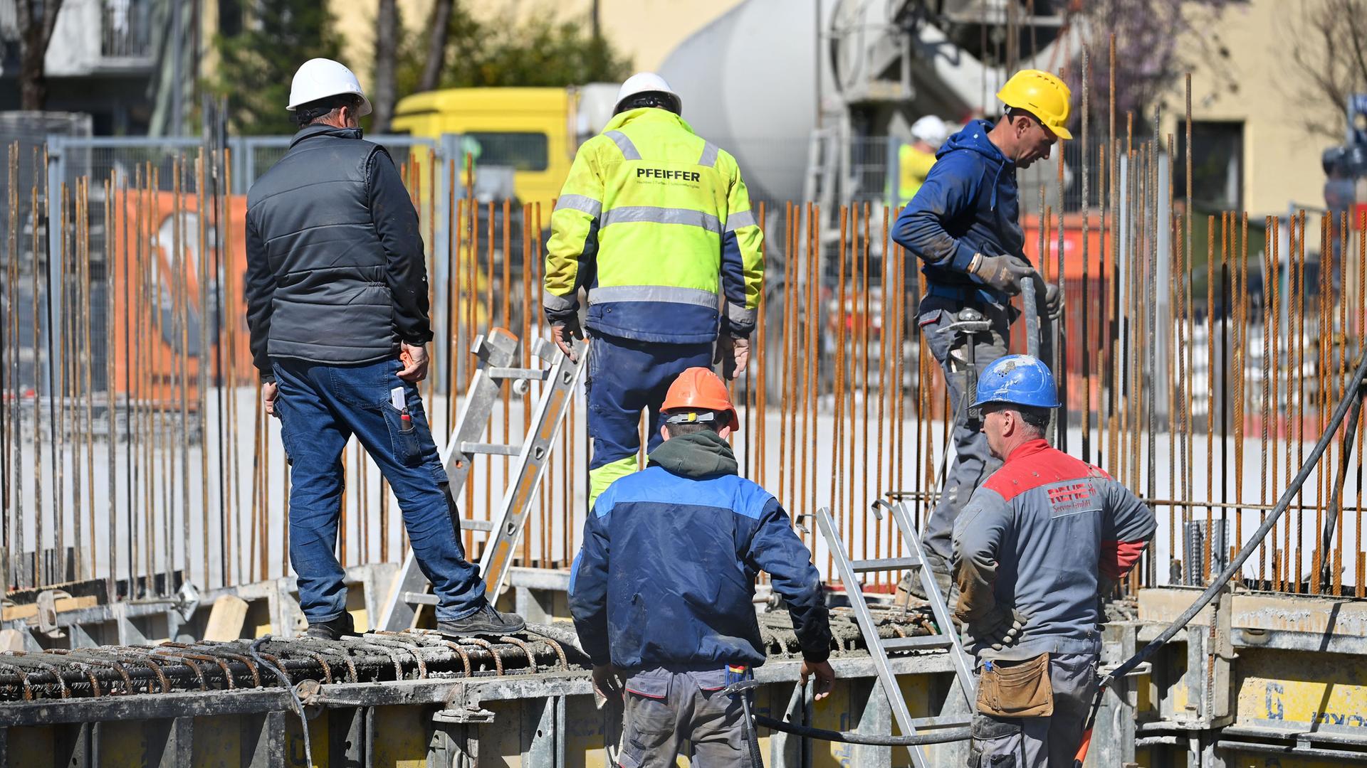 Bauarbeiter auf einer Grossbaustelle