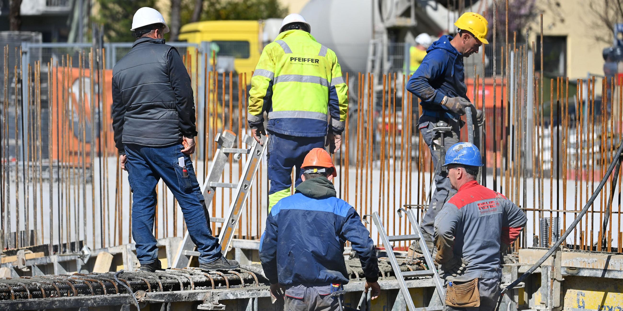 Bauarbeiter auf einer Grossbaustelle