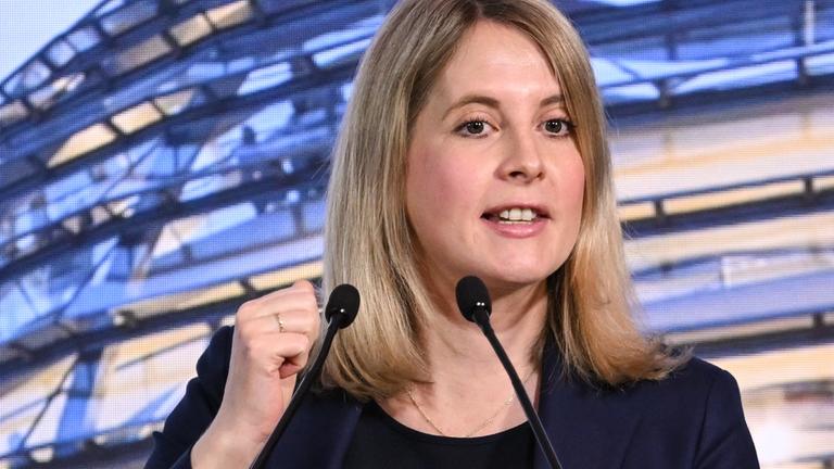 erena Hubertz (SPD), Bundesministerin für Wohnen, spricht beim Deutschen Baugewerbetag des Zentralverband Deutsches Baugewerbe, unter dem Leitmotiv Neustart Bau: Wo stehen wir?