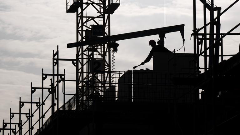 Ein Bauarbeiter arbeitet auf einer Baustelle von einem neu gebauten Wohnhaus im Berliner Südosten, aufgenommen am 28.10.2022