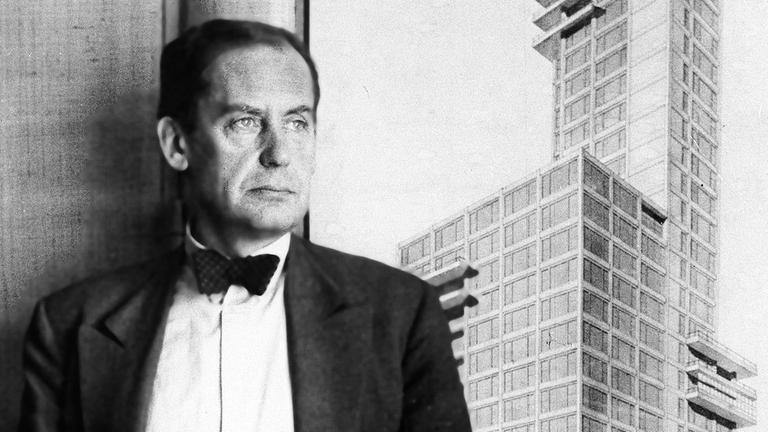 Archiv: Architekt Walter Gropius steht am 15.05.1933 in Berlin neben einer Zeichnung des "Chicago Tribune"-Gebäudes
