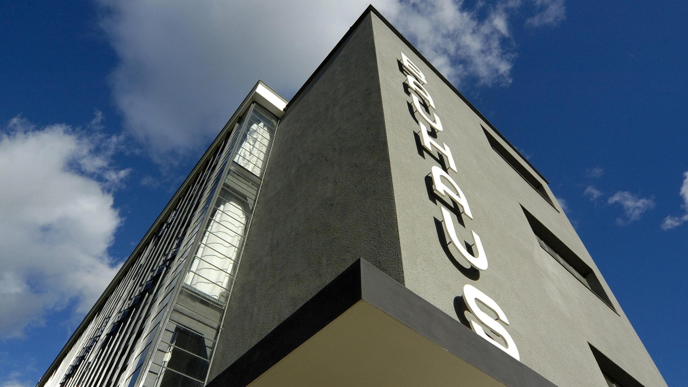 Rekonstruierte Fassade des Bauhauses Dessau