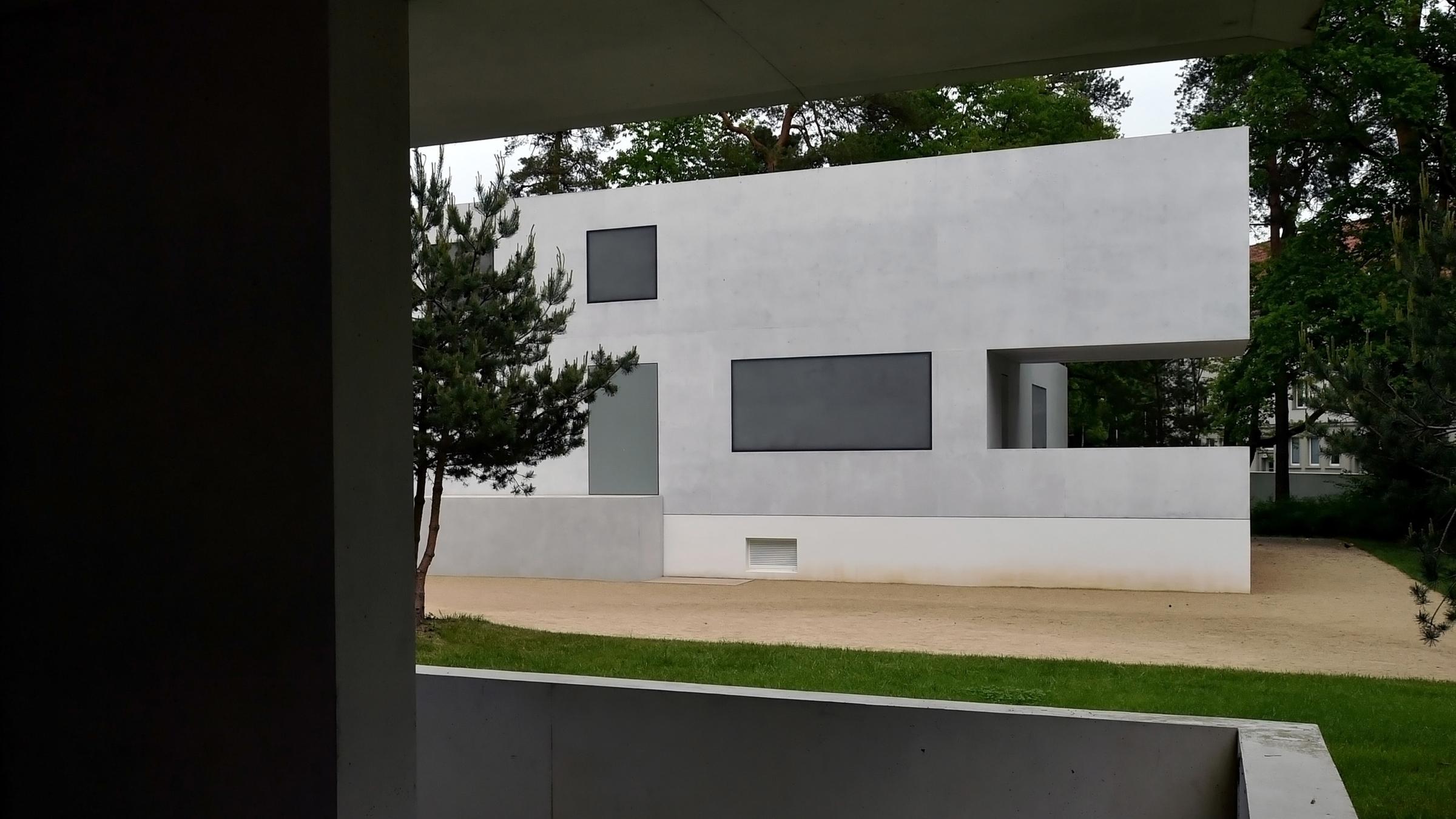 Der Meisterhaus-Neubau auf dem Fundament des Meisterhauses von Walter Gropius in der Meisterhaussiedlung in Dessau-Roßlau