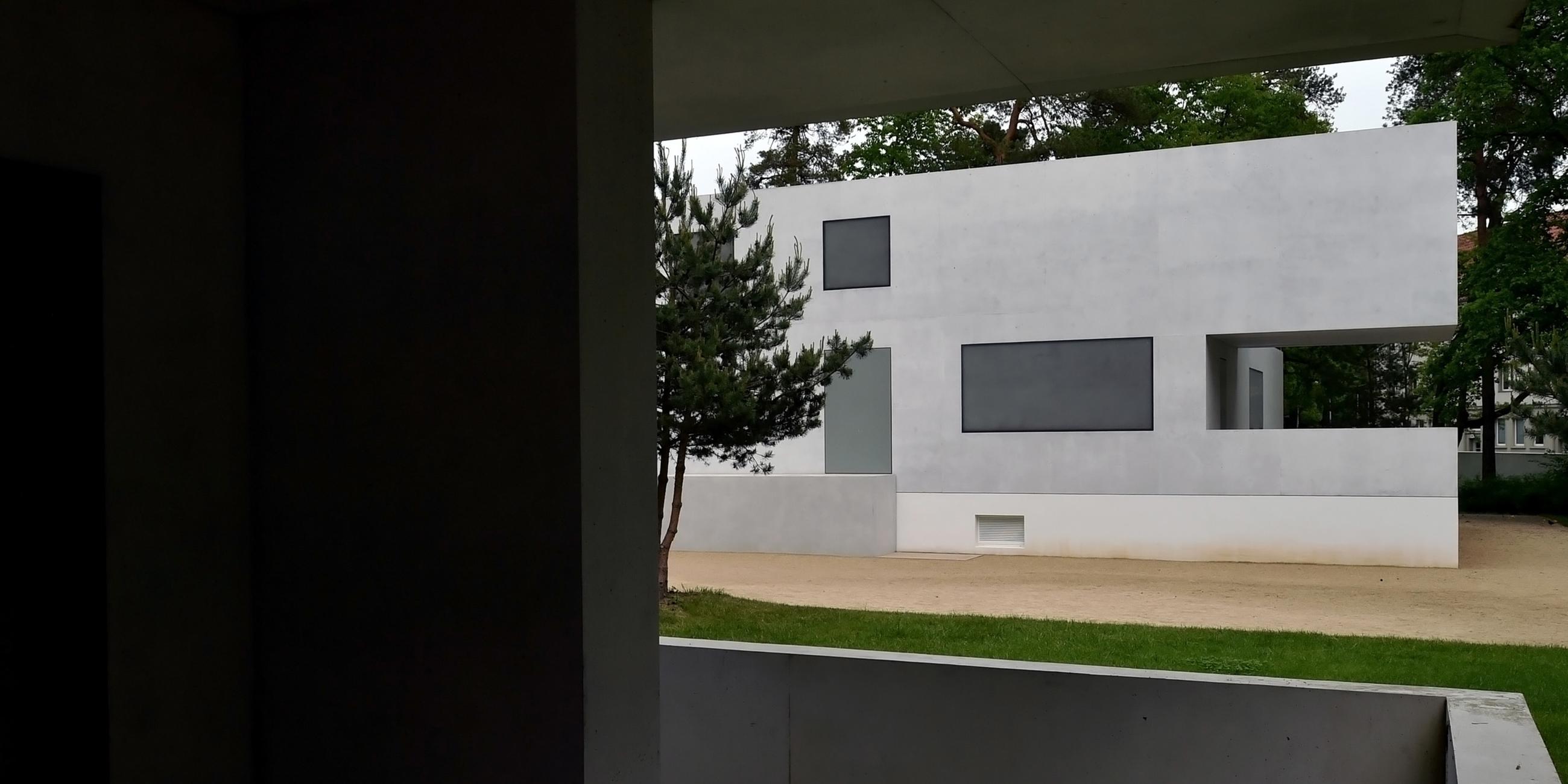 Der Meisterhaus-Neubau auf dem Fundament des Meisterhauses von Walter Gropius in der Meisterhaussiedlung in Dessau-Roßlau