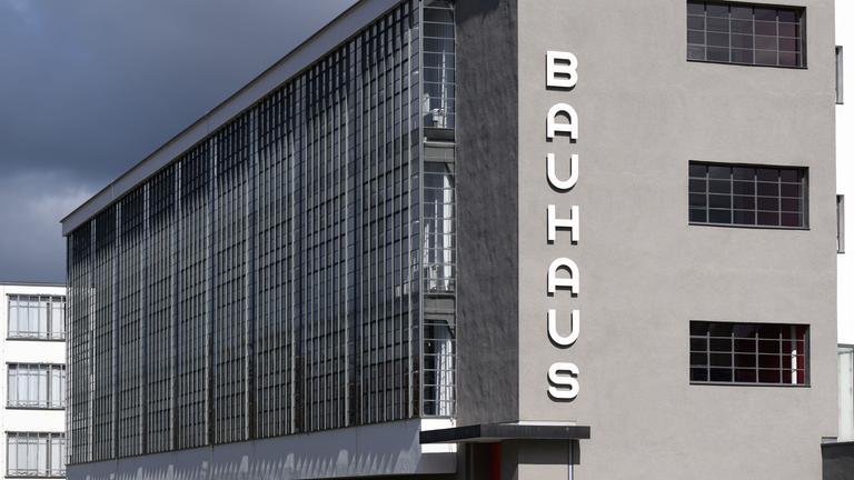 Das Fest zum 100. Bauhaus-Jubiläum in Dessau erreicht mit der Eröffnung der zwei zentralen Ausstellungen seinen Höhepunkt. 