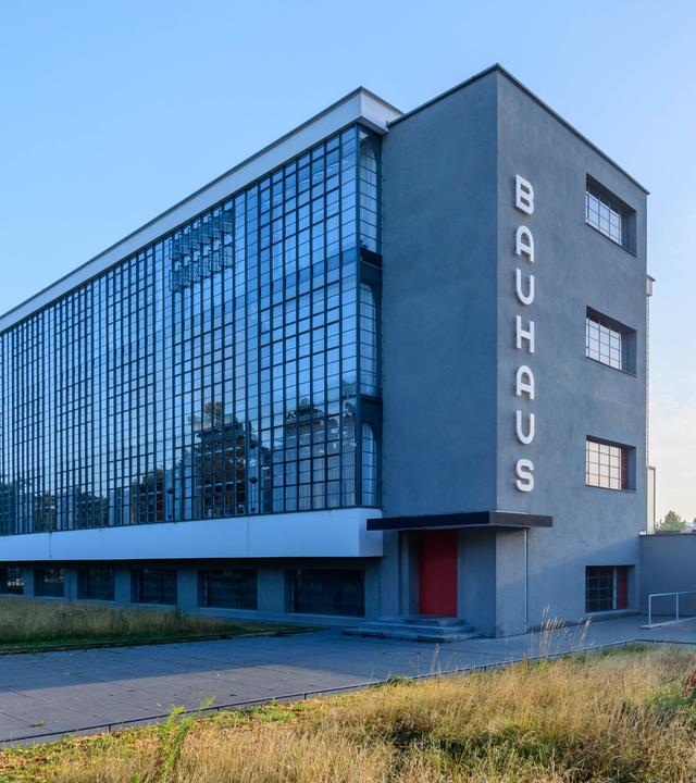 Das Bauhausgebäude von Architekt Walter Gropius am 17.07.2025 in Dessau, Sachsen-Anhalt.