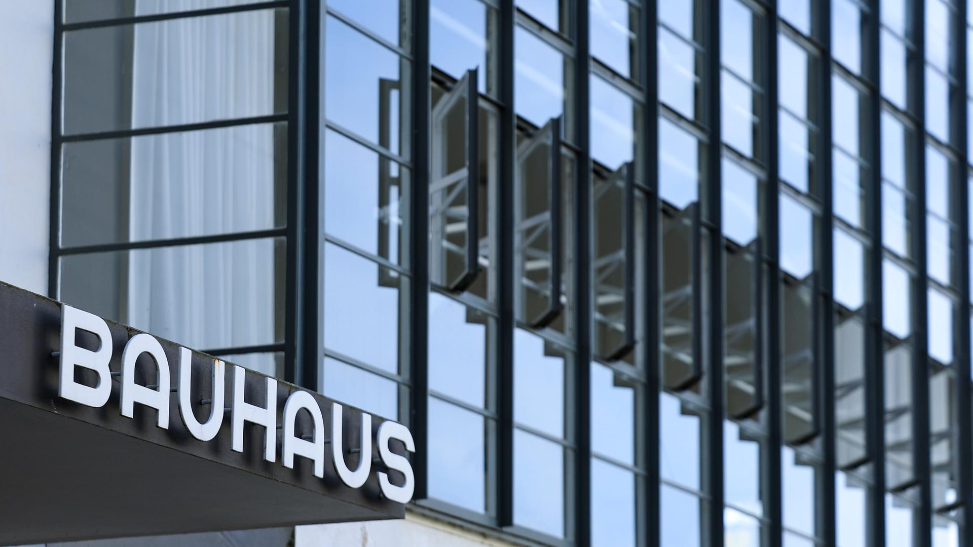 Fassade des Bauhaus Museums in Dessau. Einige Fenster stehen offen, der Schriftzug "Bauhaus" ist zu sehen.