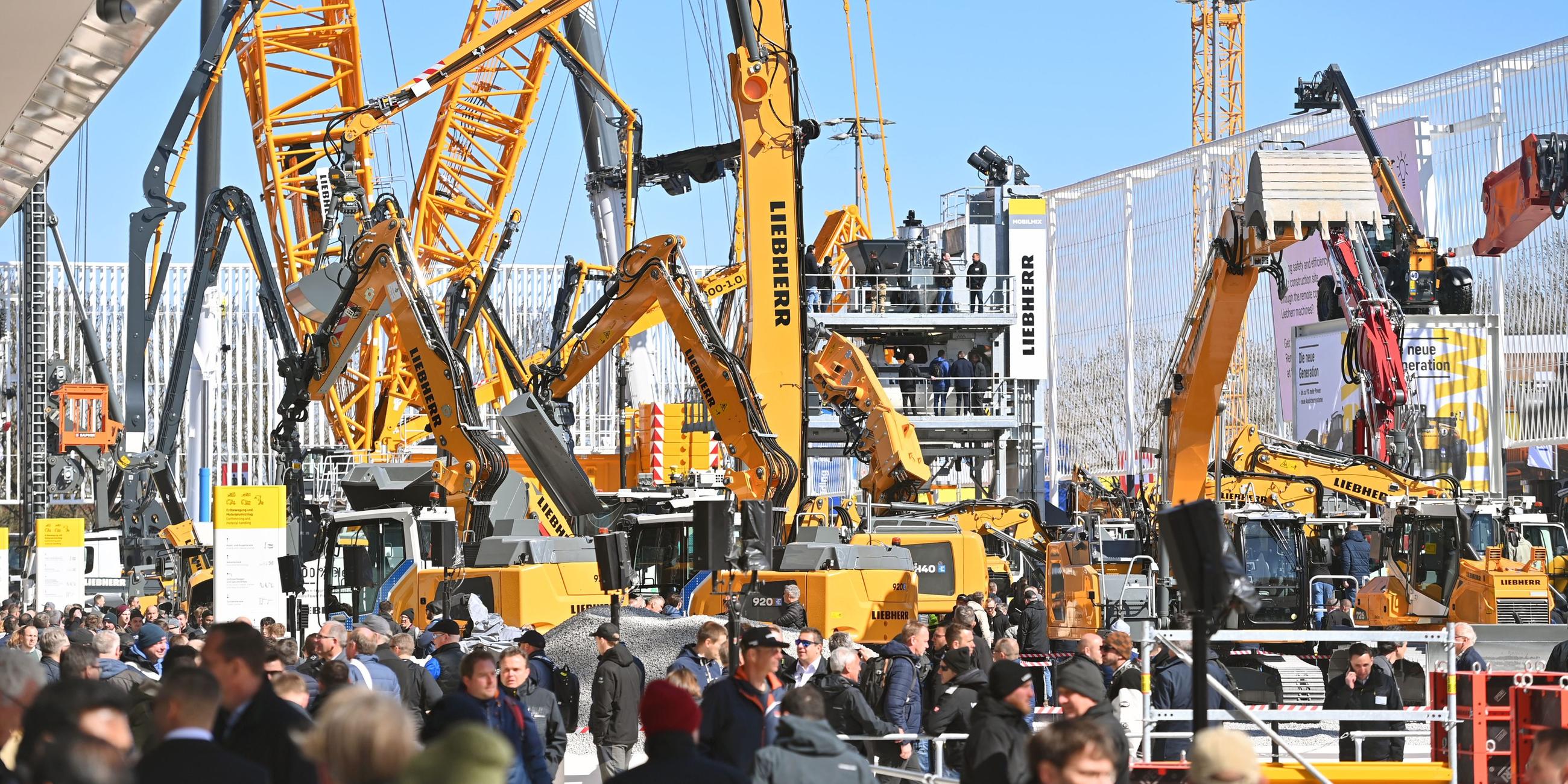 Bagger und Kräne auf der "BAUMA 2025", Messe für Baumaschinen zu sehen