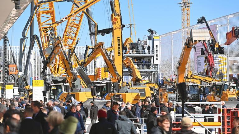 Bagger und Kräne auf der "BAUMA 2025", Messe für Baumaschinen zu sehen