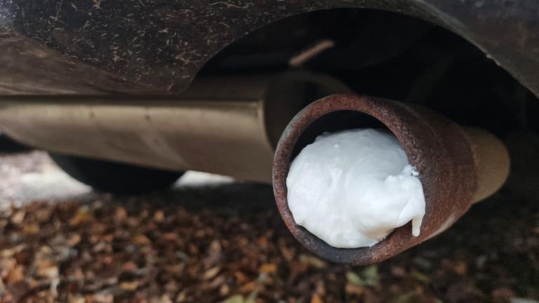 Ein Auspuff der mit Bauschaum sabotiert wurde. 