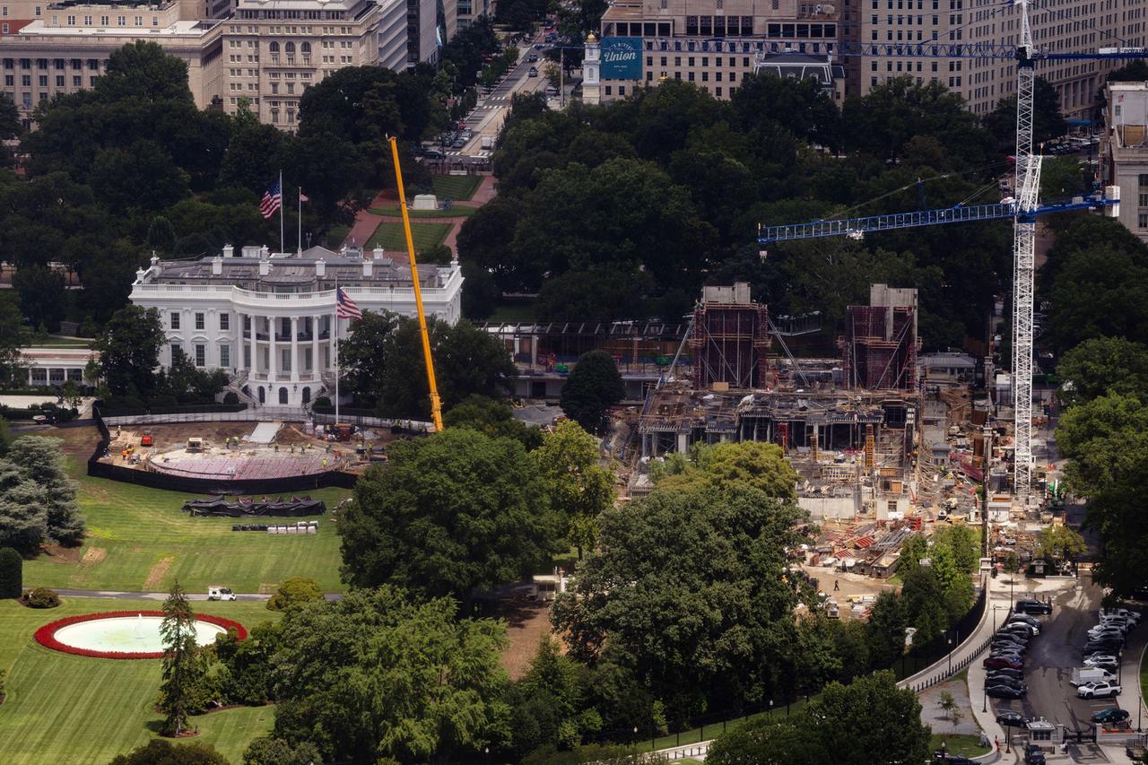 Bauarbeiten an einem Hubschrauberlandeplatz (l.) und am Ballsaal des Weißen Hauses am 05.08.2026 in Washington D.C., USA.