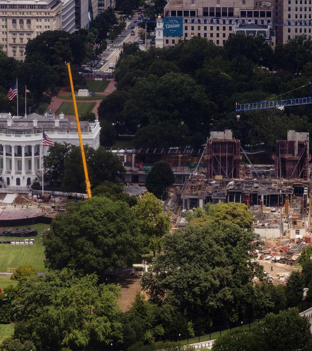 Bauarbeiten an einem Hubschrauberlandeplatz (l.) und am Ballsaal des Weißen Hauses am 05.08.2026 in Washington D.C., USA.