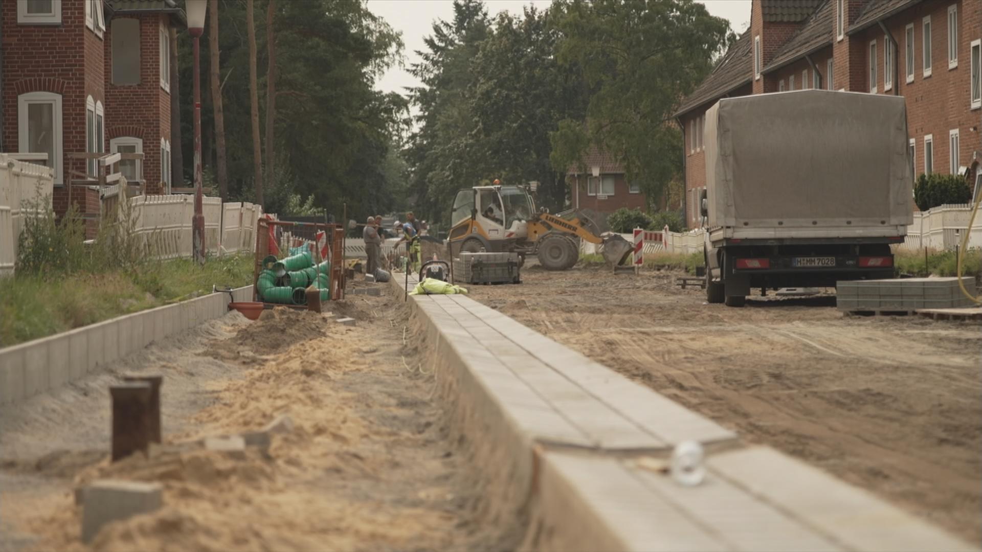 Auf dem Bild ist eine Baustelle auf der Straße zu sehen.