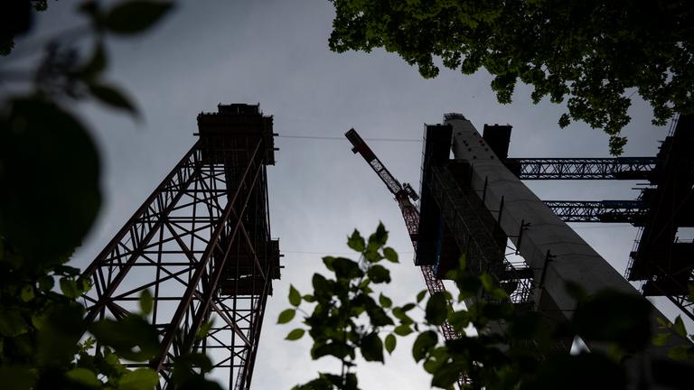 Die Brückenbaustelle, bei der die Gondel mit drei Bauarbeitern abstürzte.