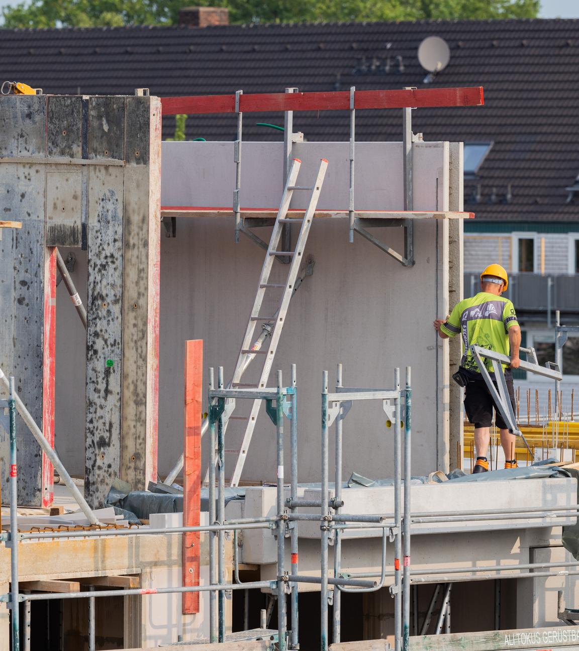 Nordrhein-Westfalen, Köln: Bauarbeiter arbeiten an einem Rohbau für Eigentumswohnungen im Stadtteil Ehrenfeld.