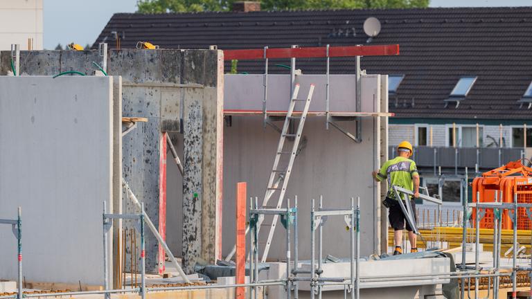 Nordrhein-Westfalen, Köln: Bauarbeiter arbeiten an einem Rohbau für Eigentumswohnungen im Stadtteil Ehrenfeld.