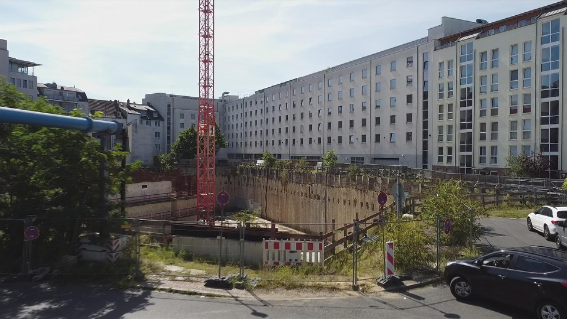 Auf dem Bild ist eine Baustelle zu sehen.