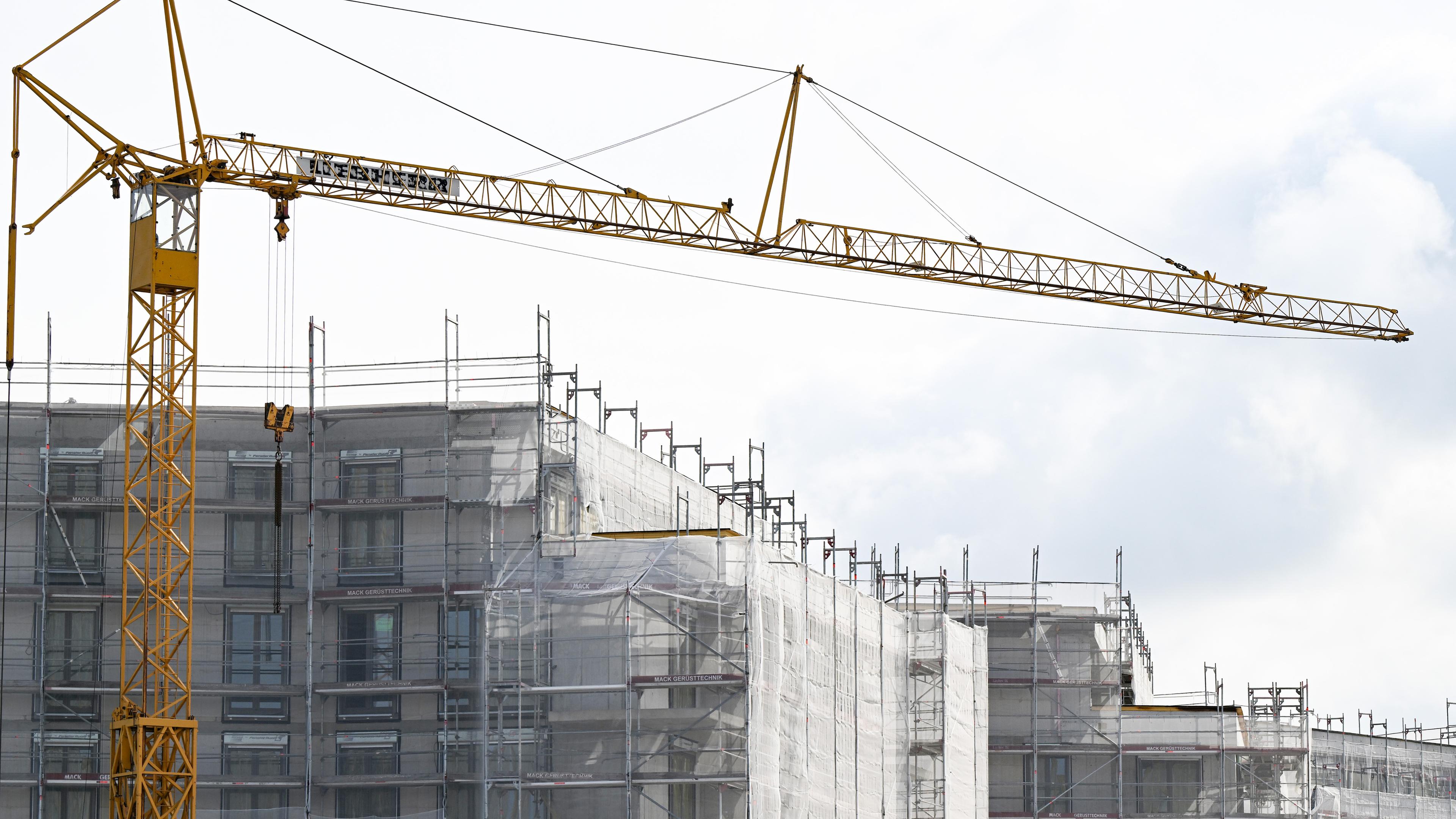 Häuser für Wohnungen werden in Ostfildern gebaut. 
