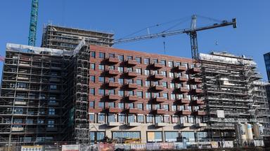 Zwei Baukräne sind an verschiedenen Baustellen in der Hafencity in Hamburg zu sehen, aufgenommen am 20.01.2026