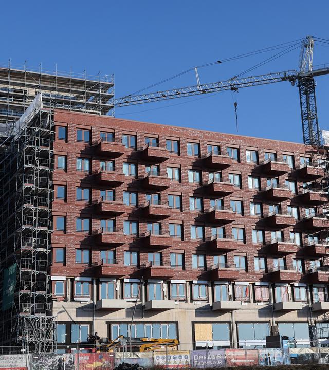 Zwei Baukräne sind an verschiedenen Baustellen in der Hafencity in Hamburg zu sehen, aufgenommen am 20.01.2026