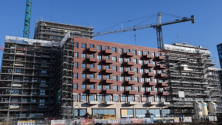 Zwei Baukräne sind an verschiedenen Baustellen in der Hafencity in Hamburg zu sehen, aufgenommen am 20.01.2026