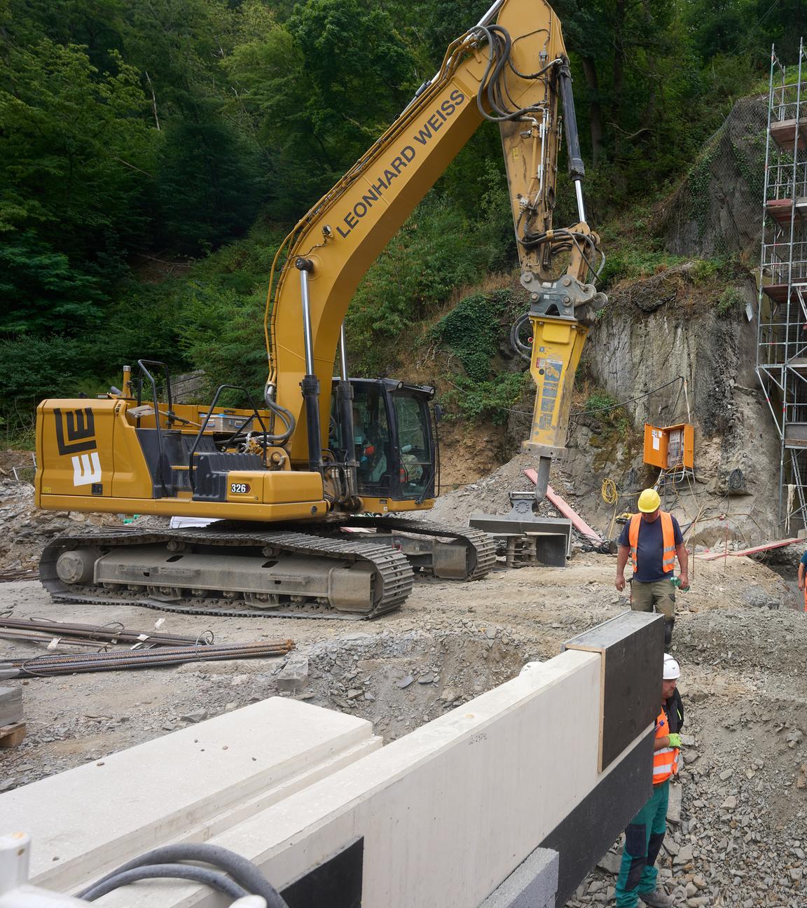 Bad Neuenahr-Ahrweiler: Mit Bagger arbeiten Bauarbeiter an der Fertigstellung des Wiederaufbaus der von der Flut zerstörten Bahnstrecke im Ahrtal.