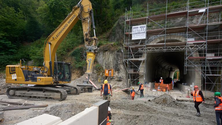 Bad Neuenahr-Ahrweiler: Mit Bagger arbeiten Bauarbeiter an der Fertigstellung des Wiederaufbaus der von der Flut zerstörten Bahnstrecke im Ahrtal.