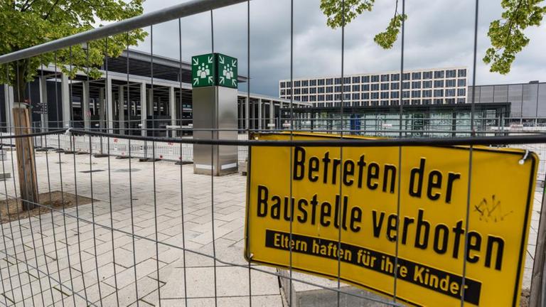 Baustellenschild vor dem Flughafen BER.