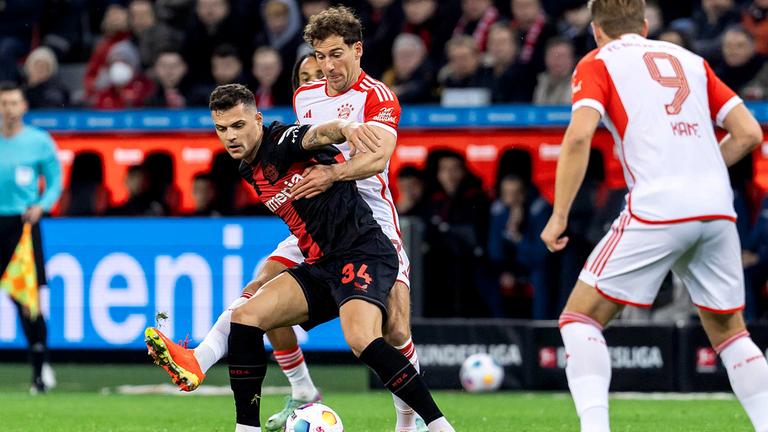 Leon Goretzka (FC Bayern Muenchen, 8) im Zweikampf mit Granit Xhaka (Bayer 04 Leverkusen, Nr. 34);