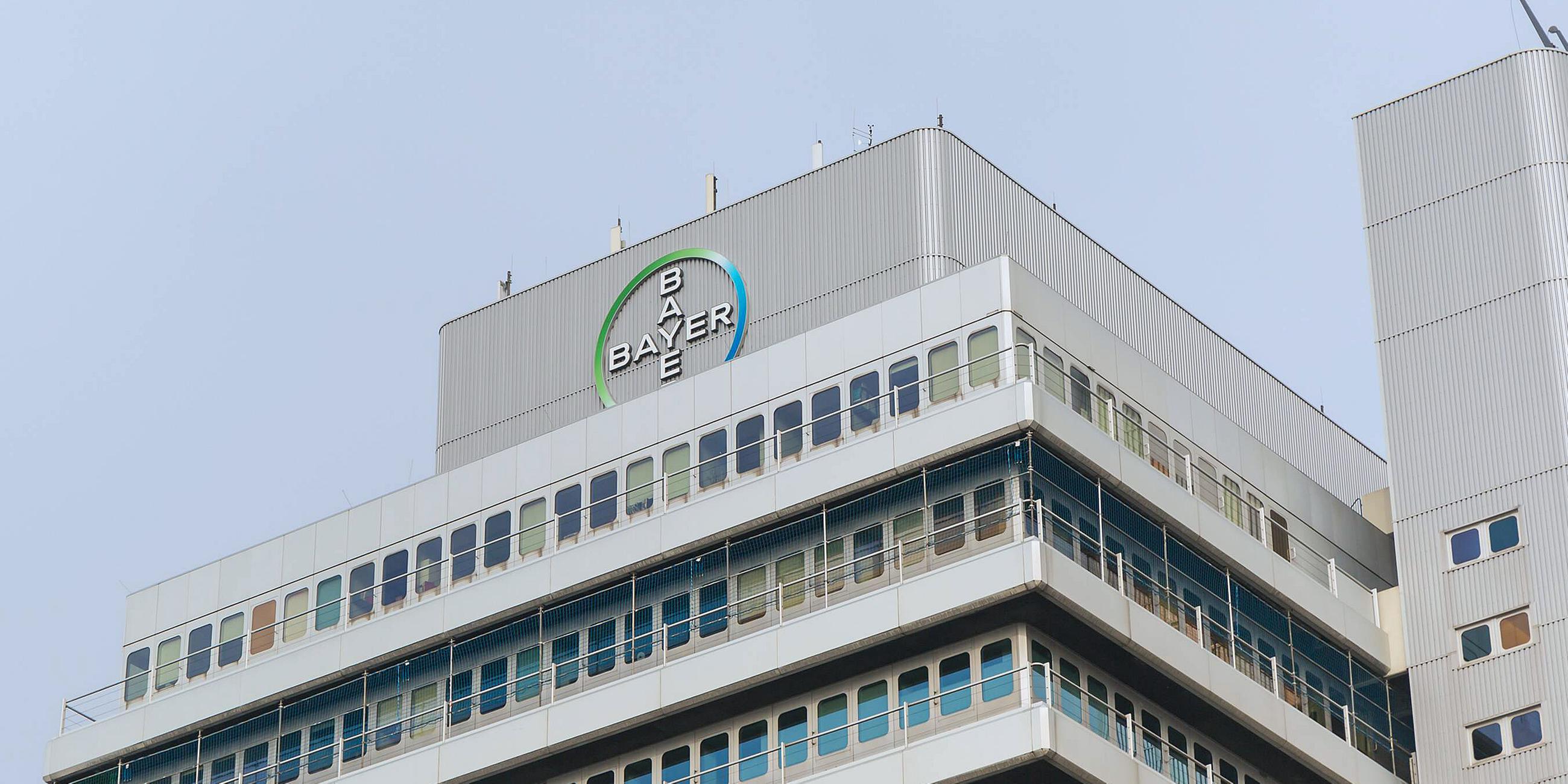 Archiv: Hochhaus auf dem Gelände der Bayer Pharma AG