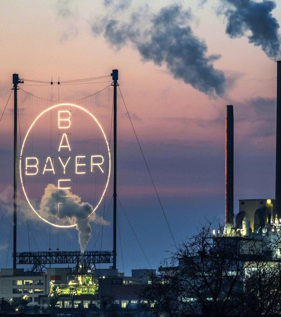 Das Bayer-Kreuz leuchtet auf dem Werksgelände in Leverkusen, aufgenommen am 04.03.2026