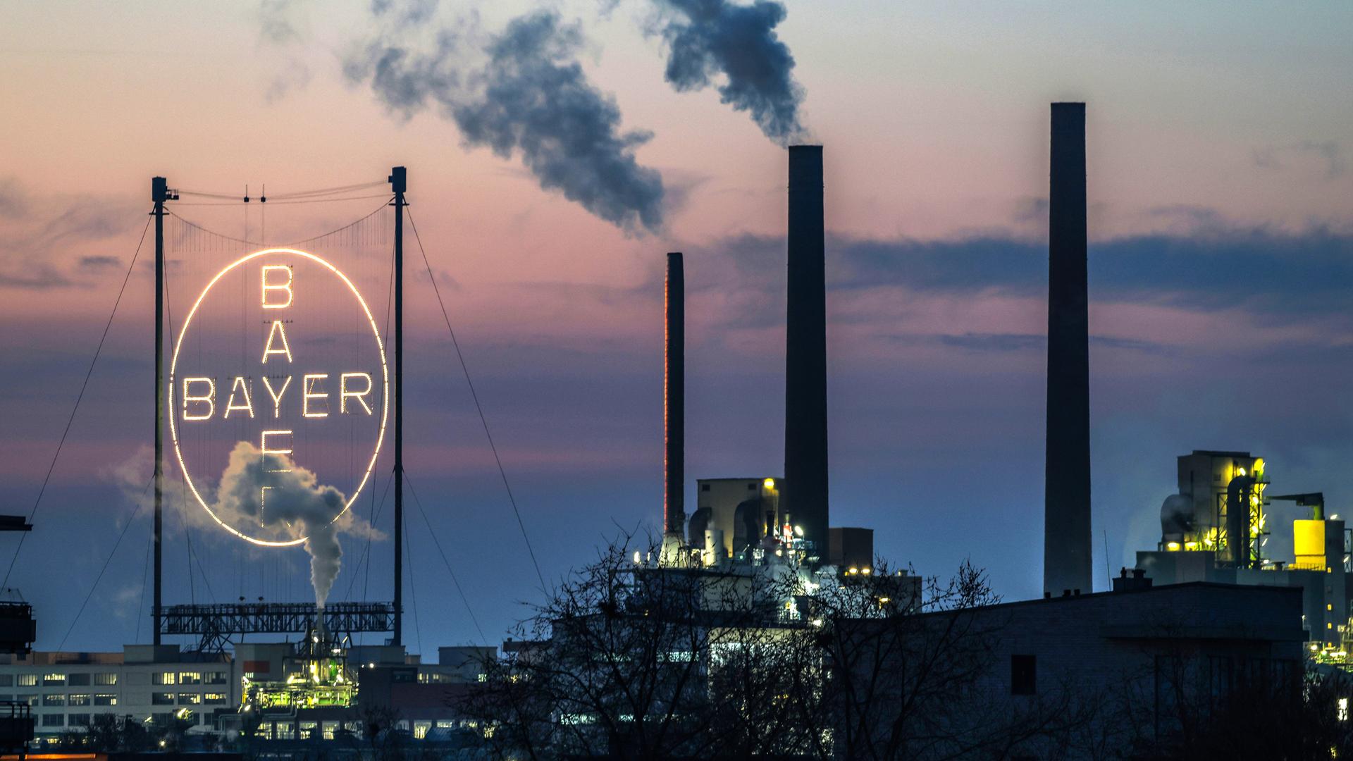 Das Bayer-Kreuz leuchtet auf dem Werksgelände in Leverkusen, aufgenommen am 04.03.2026