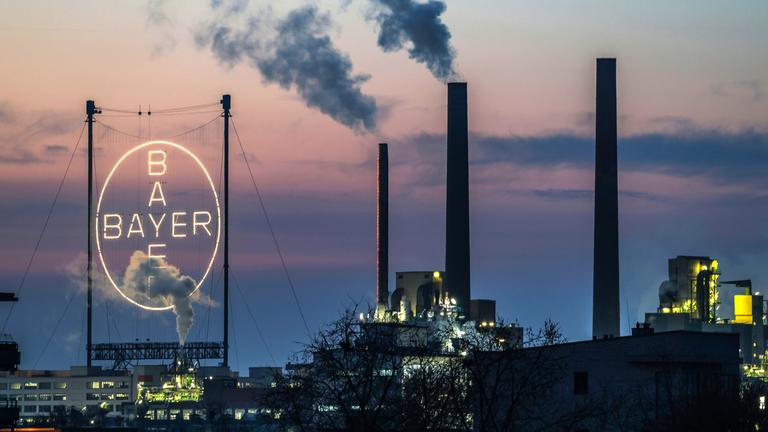 Das Bayer-Kreuz leuchtet auf dem Werksgelände in Leverkusen, aufgenommen am 04.03.2026