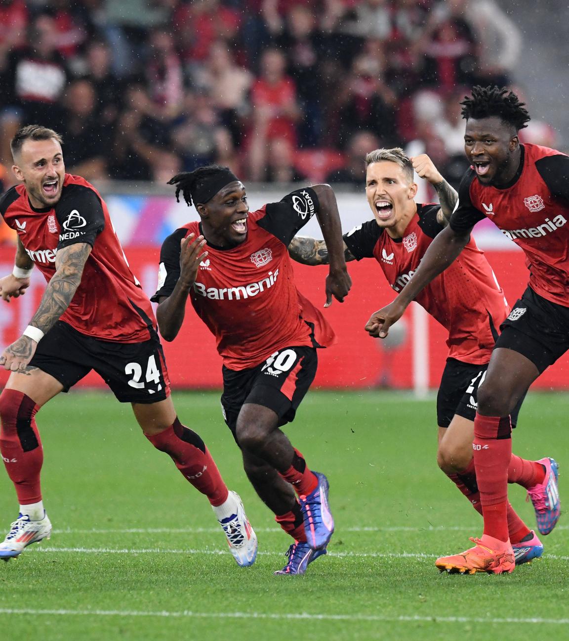 DFL-Supercup 2024: Die Leverkusener Aleix Garcia, Jeremie Frimpong, Alejandro Grimaldo, Edmond Tapsoba, Piero Hincapie und Florian Wirtz feiern den Sieg über den VfB Stuttgart.
