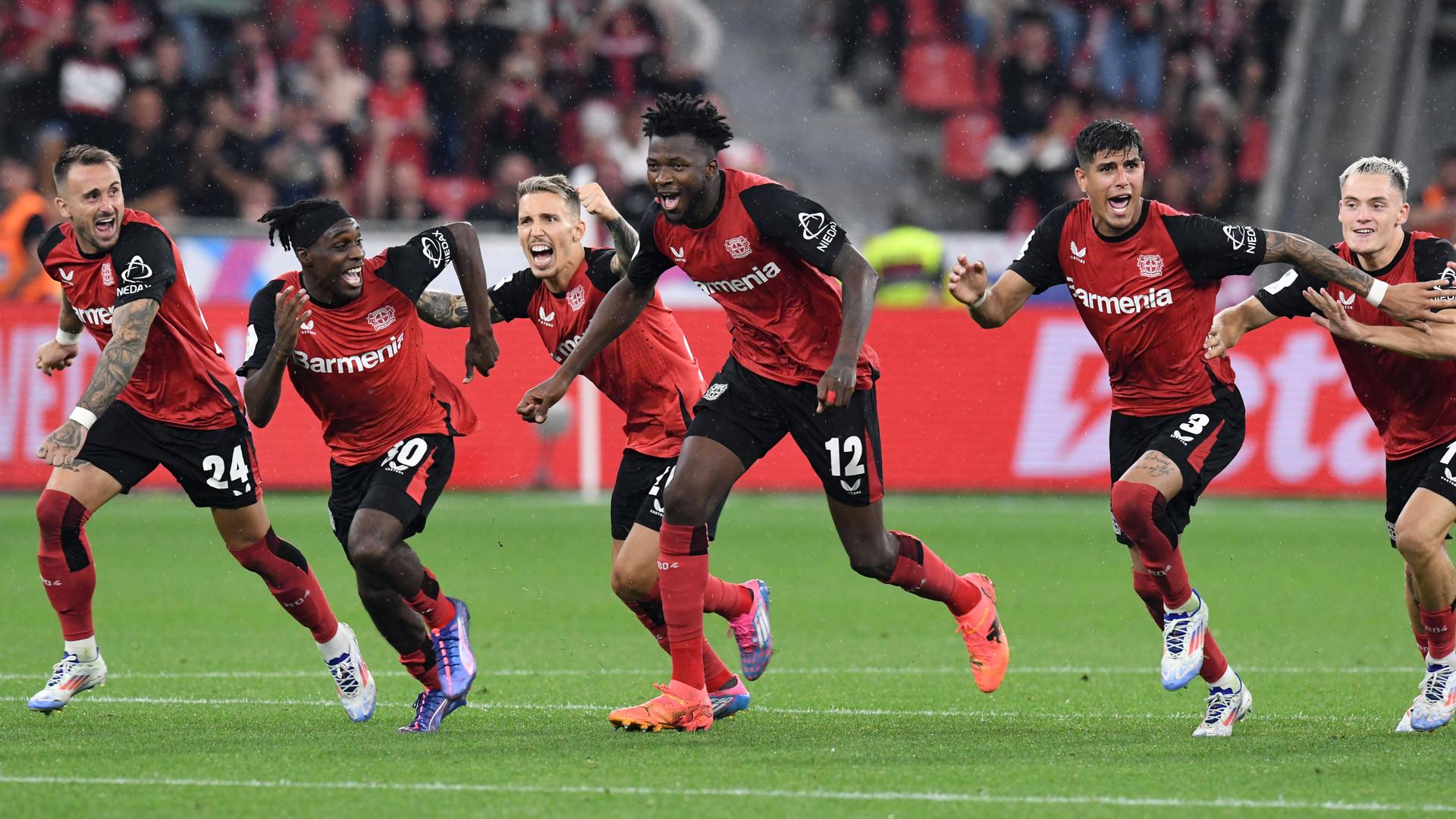 DFL-Supercup 2024: Die Leverkusener Aleix Garcia, Jeremie Frimpong, Alejandro Grimaldo, Edmond Tapsoba, Piero Hincapie und Florian Wirtz feiern den Sieg über den VfB Stuttgart.