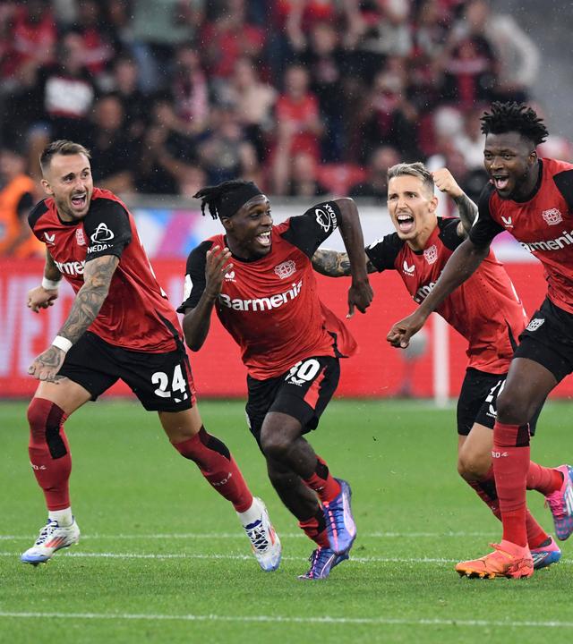 DFL-Supercup 2024: Die Leverkusener Aleix Garcia, Jeremie Frimpong, Alejandro Grimaldo, Edmond Tapsoba, Piero Hincapie und Florian Wirtz feiern den Sieg über den VfB Stuttgart.
