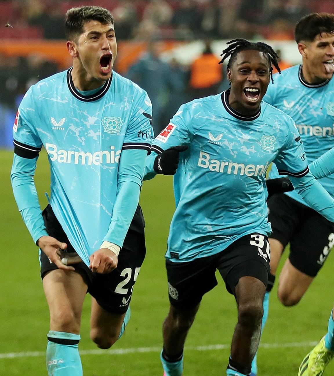 Exequiel Palacios bejubelt sein Tor mit Josip Stanisic, Jeremie Frimpong und Florian Wirtz.
