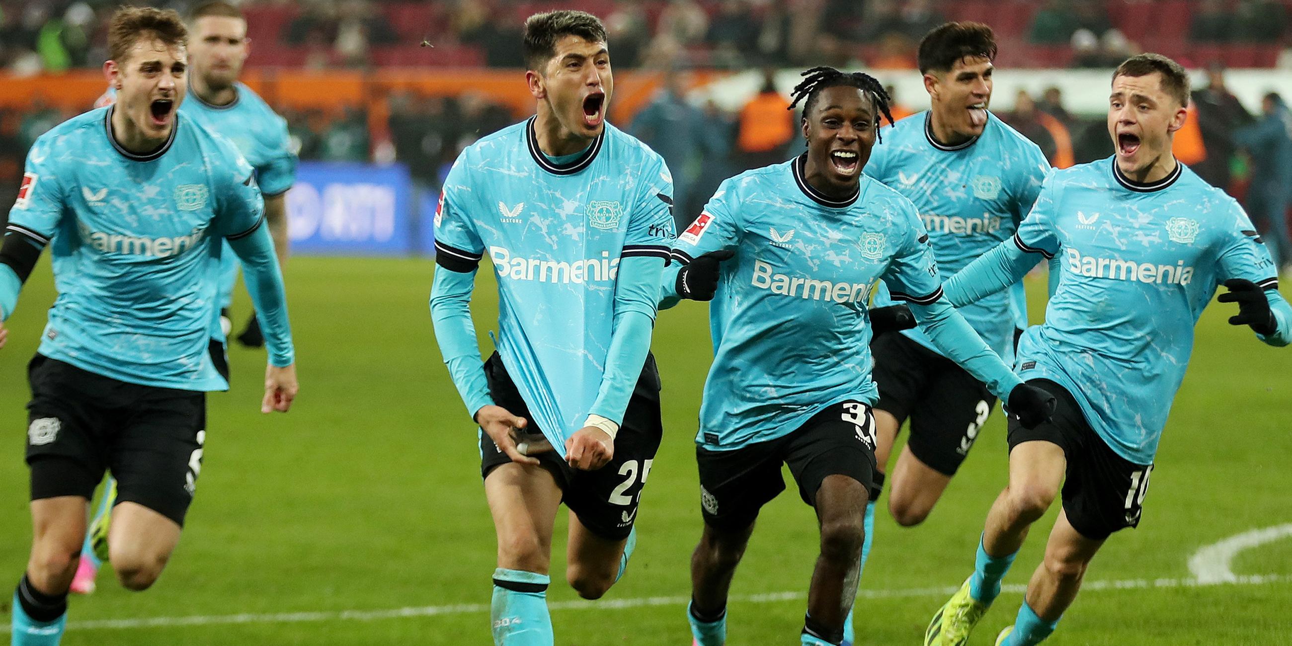 Exequiel Palacios bejubelt sein Tor mit Josip Stanisic, Jeremie Frimpong und Florian Wirtz.