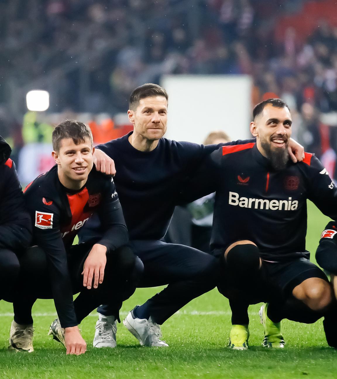 Bayer Leverkusens Trainer Xabi Alonso jubelt nach dem Spiel mit seinen Spielern.