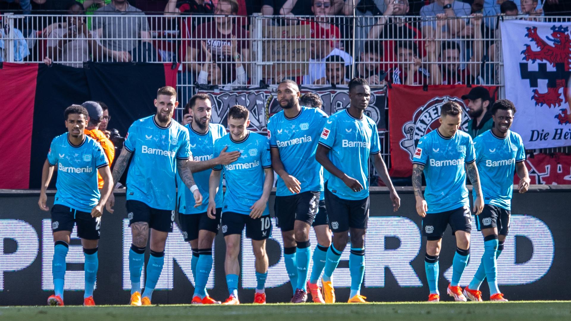 Florian Wirtz von Bayer Leverkusen jubelt mit Teamkollegen nach seinem 1:0 Treffer am 06.04.2024 in Berlin.