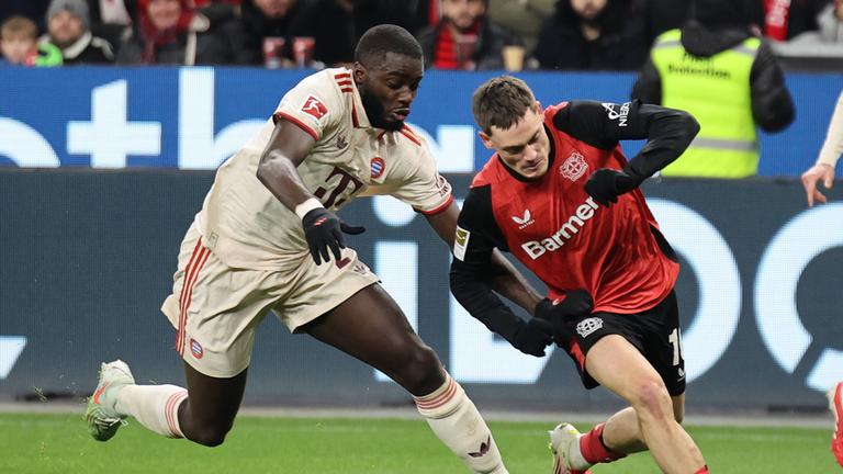 im Bild: Florian Wirtz (Leverkusen) im Zweikampf gegen Dayot Upamecano (Bayern Muenchen).