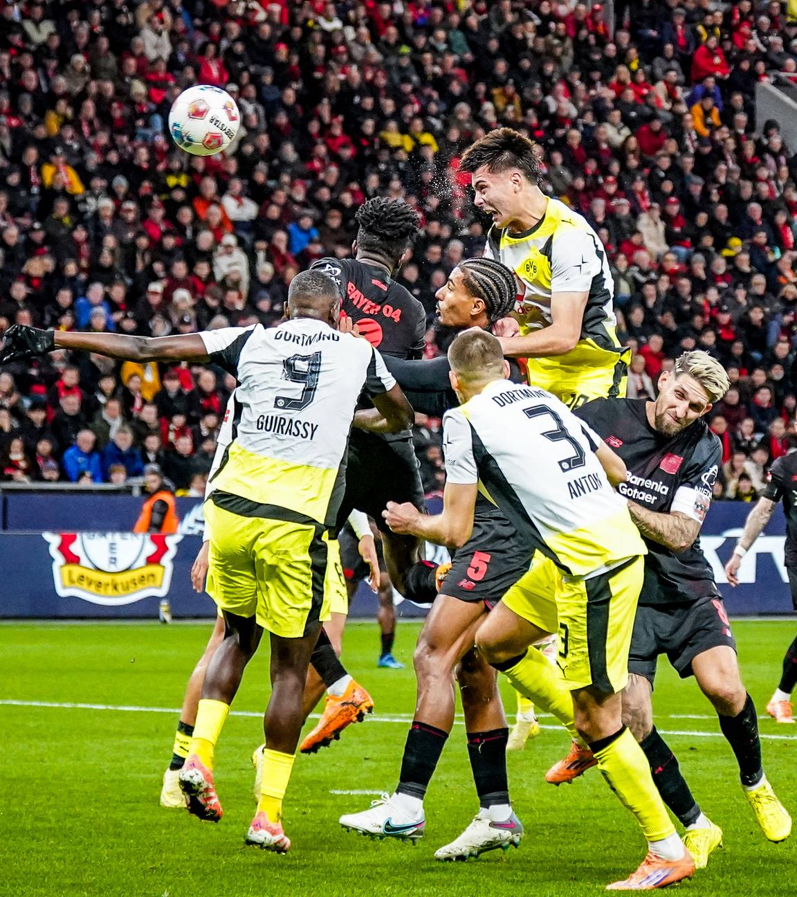 Aaron Anselmino trifft per Kopf zum 0:1 für die Borussia aus Dortmund