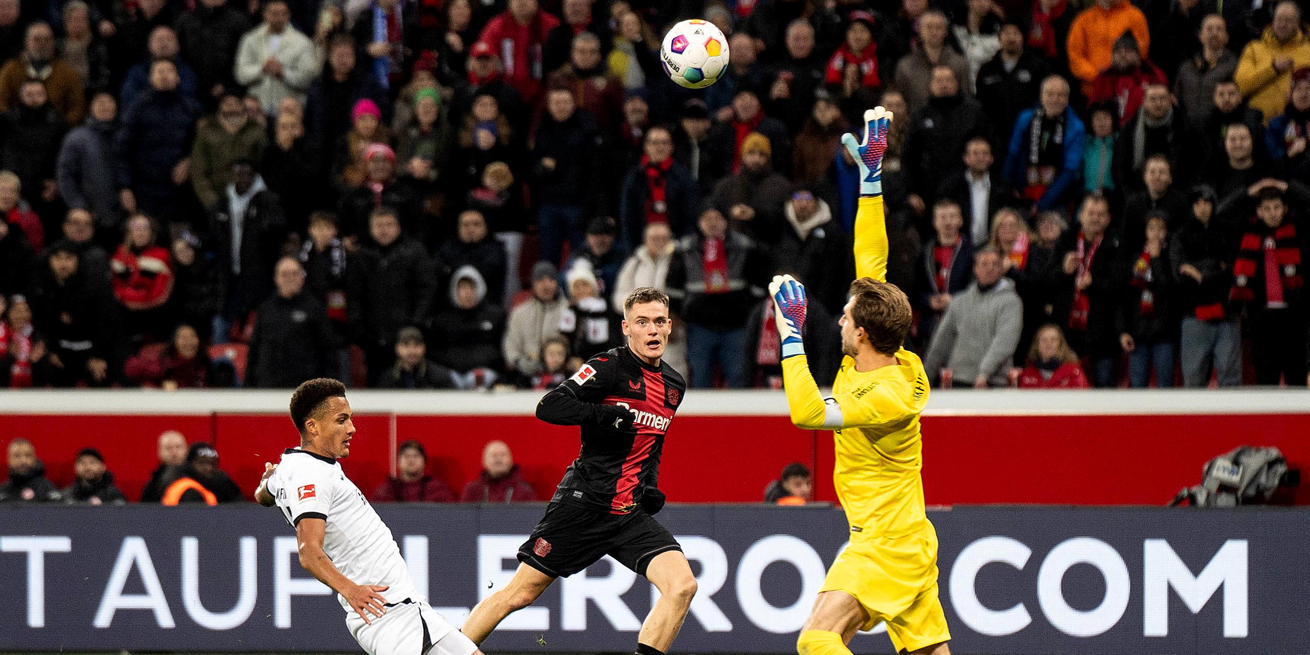 Torschuss von Florian Wirtz (Bayer 04 Leverkusen, 10) zum 3:0, Tor, Kevin Trapp (Eintracht Frankfurt, 1) und Tuta (Eintracht Frankfurt, 35)