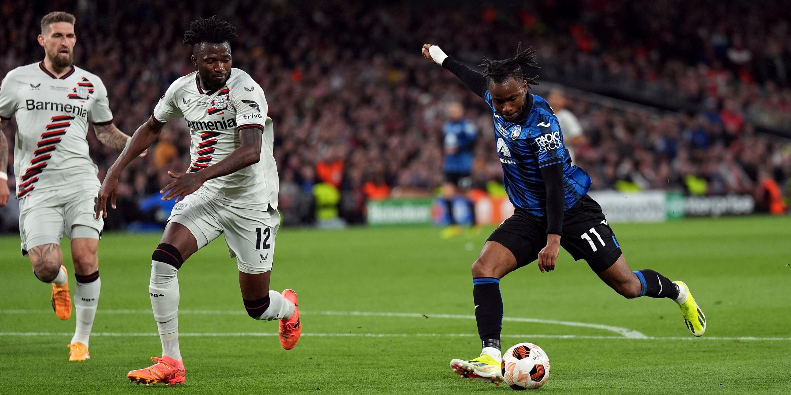 Atalanta's Ademola Lookman spielt den Ball.