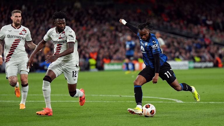 Atalanta's Ademola Lookman spielt den Ball.