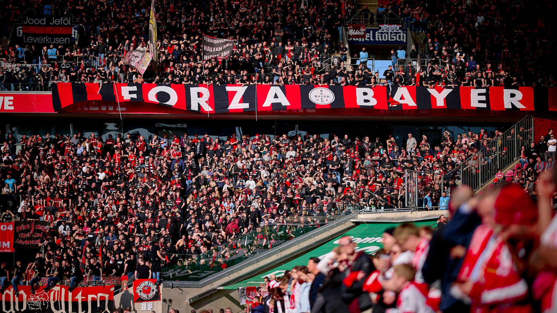Bayer-Leverkusen-Fans zeigen im Kölner Stadion einen banner mit der Aufschrift "Forza bayer"