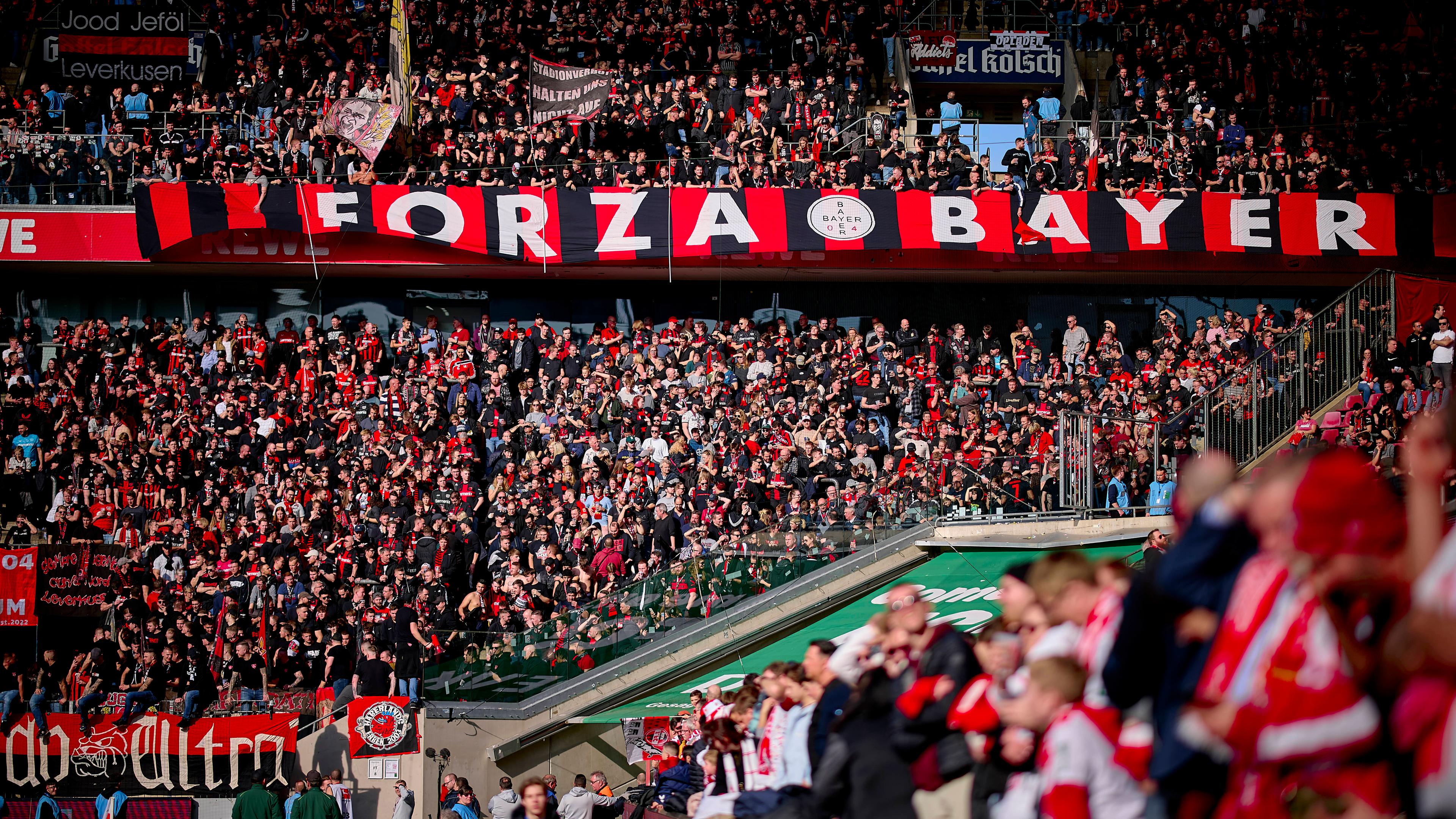 Bayer-Leverkusen-Fans zeigen im Kölner Stadion einen banner mit der Aufschrift "Forza bayer"