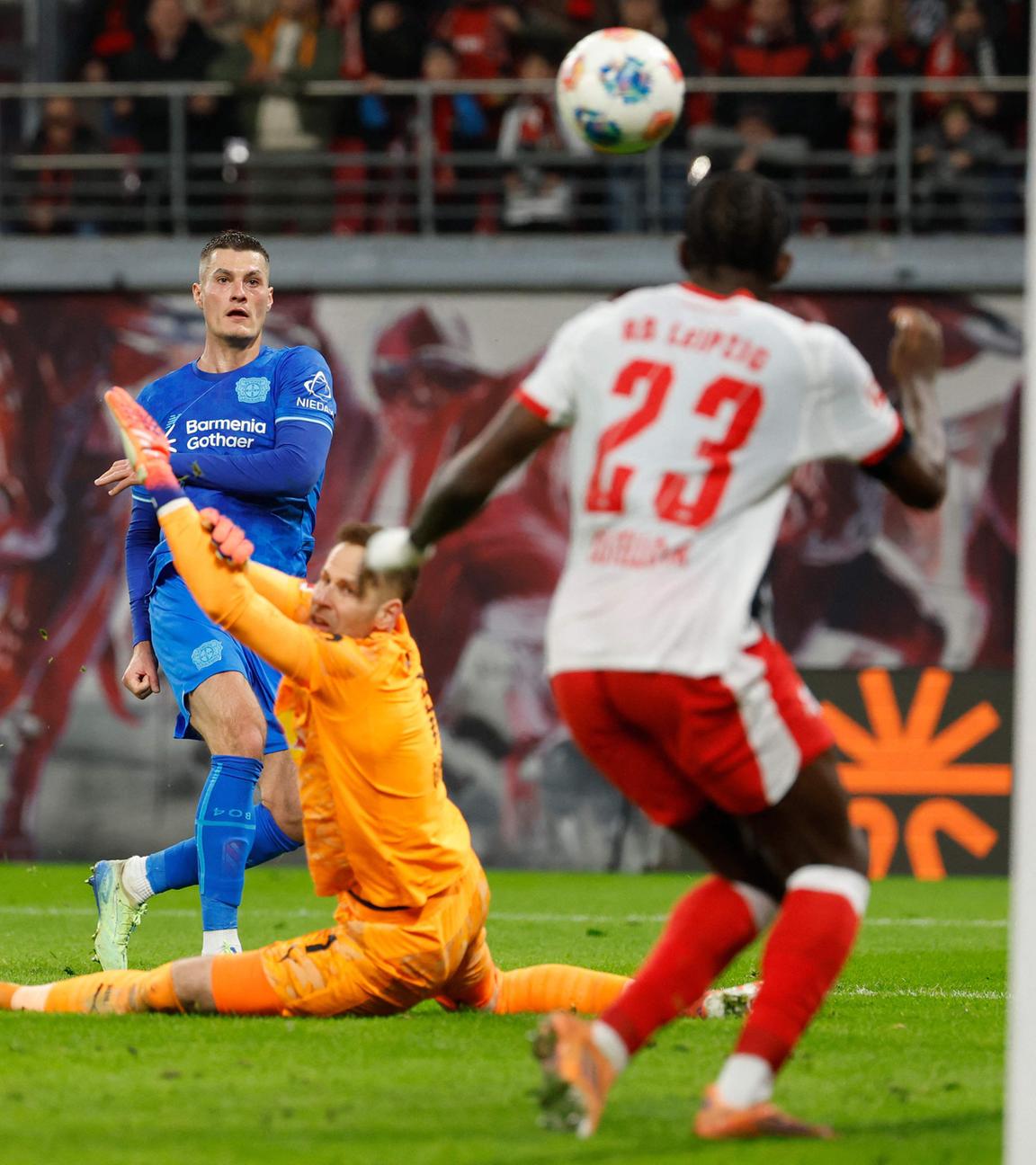 Patrik Schick (Bayer Leverkusen) trifft zum 2:1 gegen Leipzig.