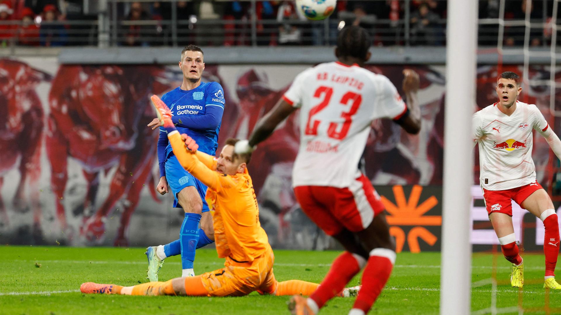 Patrik Schick (Bayer Leverkusen) trifft zum 2:1 gegen Leipzig.