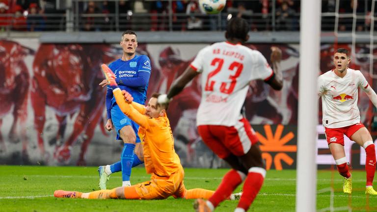 Patrik Schick (Bayer Leverkusen) trifft zum 2:1 gegen Leipzig.